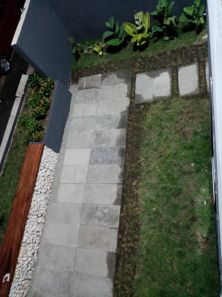 5AAP — paving slabs set as stepping stones through new grass, a white gravel edge and timber beam running beside the planted bed