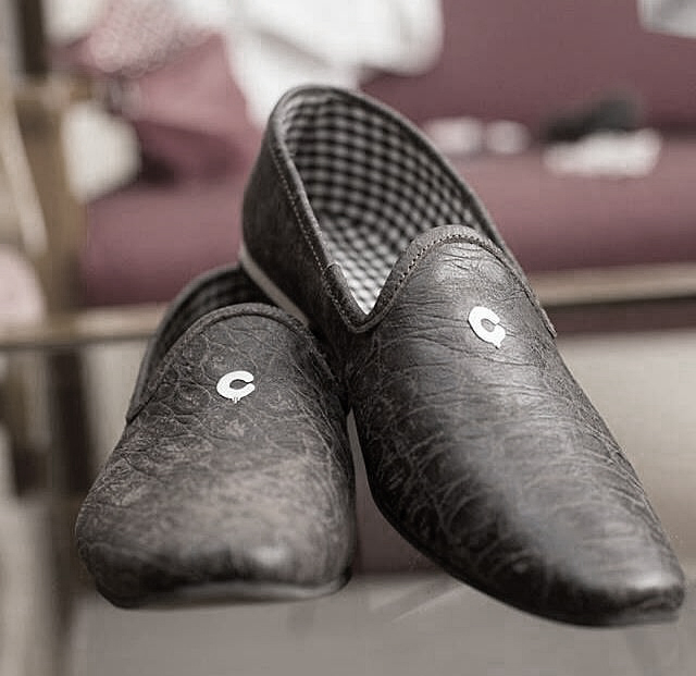 Leather slippers carrying the metal Chocolate badge