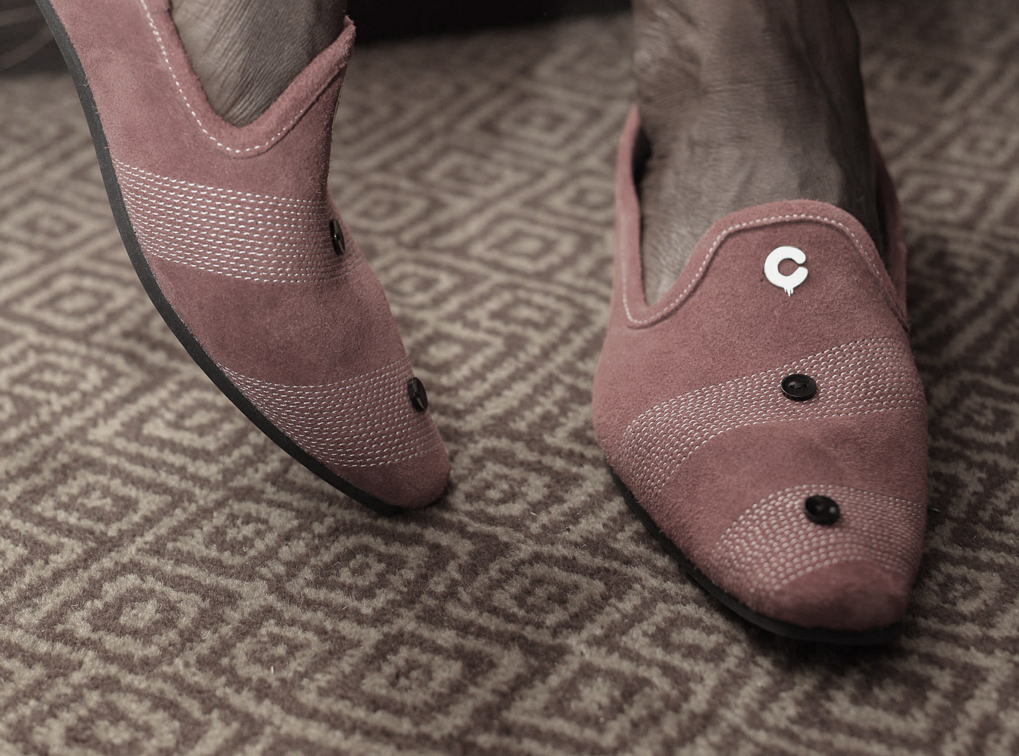 Suede slippers carrying the metal Chocolate badge